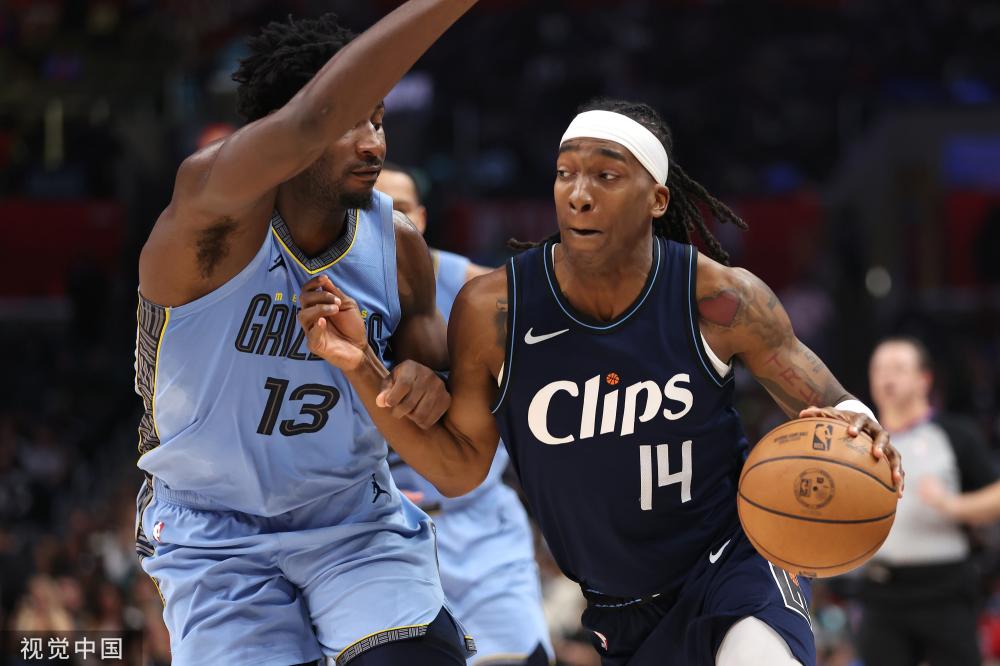 甚至在球场 甚至在球场