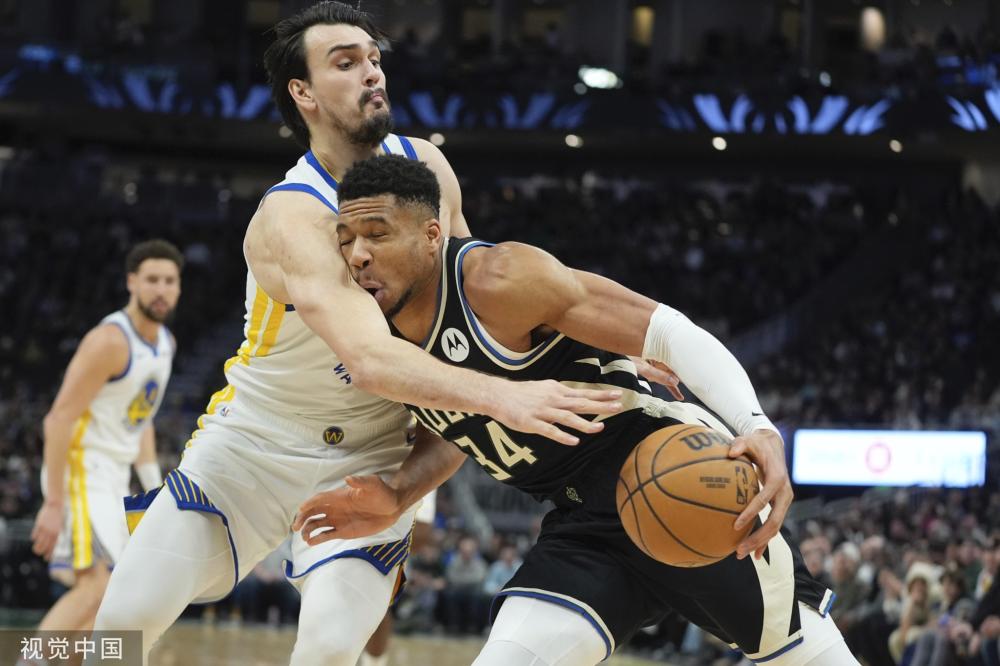 在篮板争夺 在篮板争夺